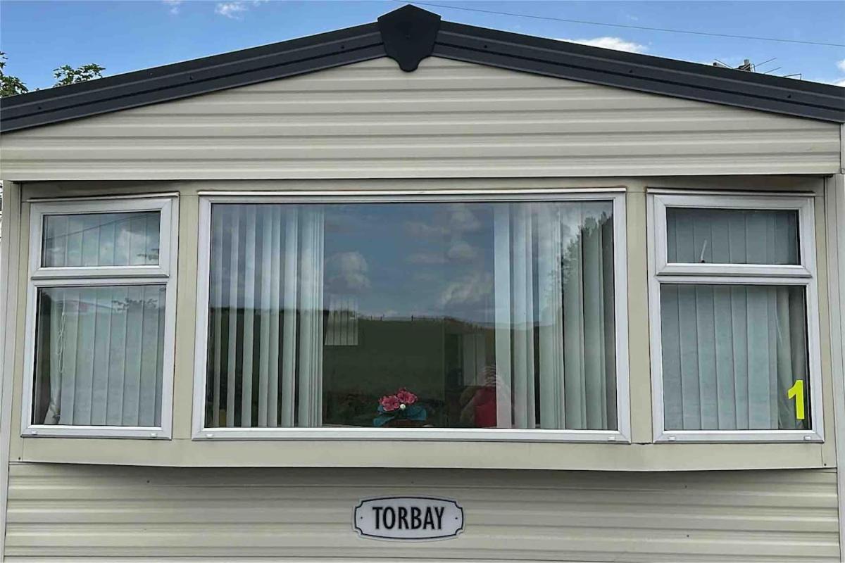 4-Bedroom Cosalt Caravan In Uddingston, Glasgow Esterno foto