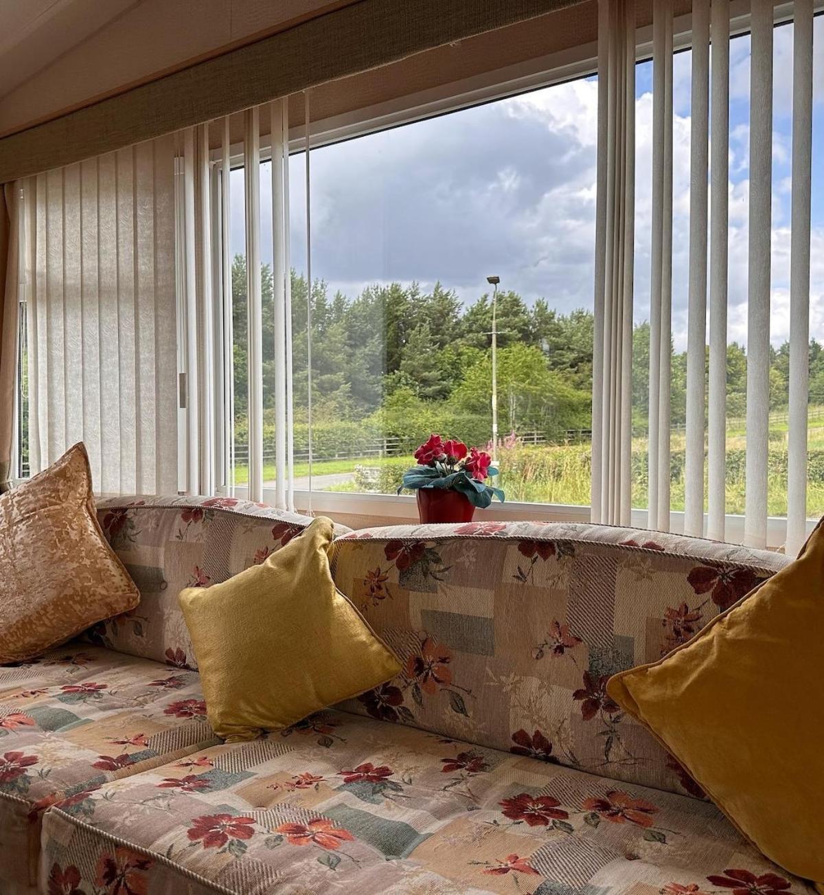 4-Bedroom Cosalt Caravan In Uddingston, Glasgow Esterno foto